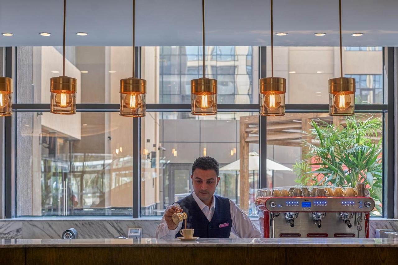 Crowne Plaza - West Cairo Arkan By Ihg 6th of October City Eksteriør billede Barista at work