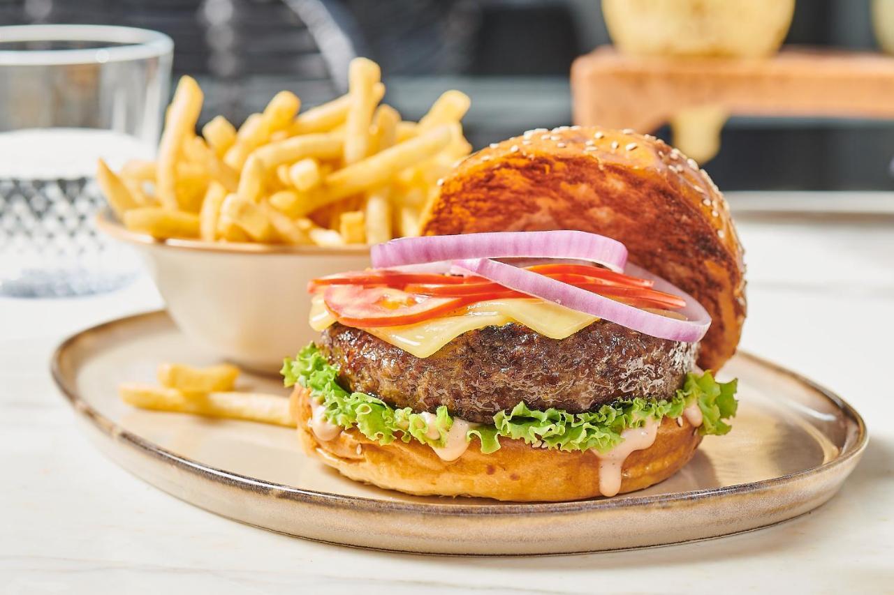 Crowne Plaza - West Cairo Arkan By Ihg 6th of October City Eksteriør billede A hamburger with fries