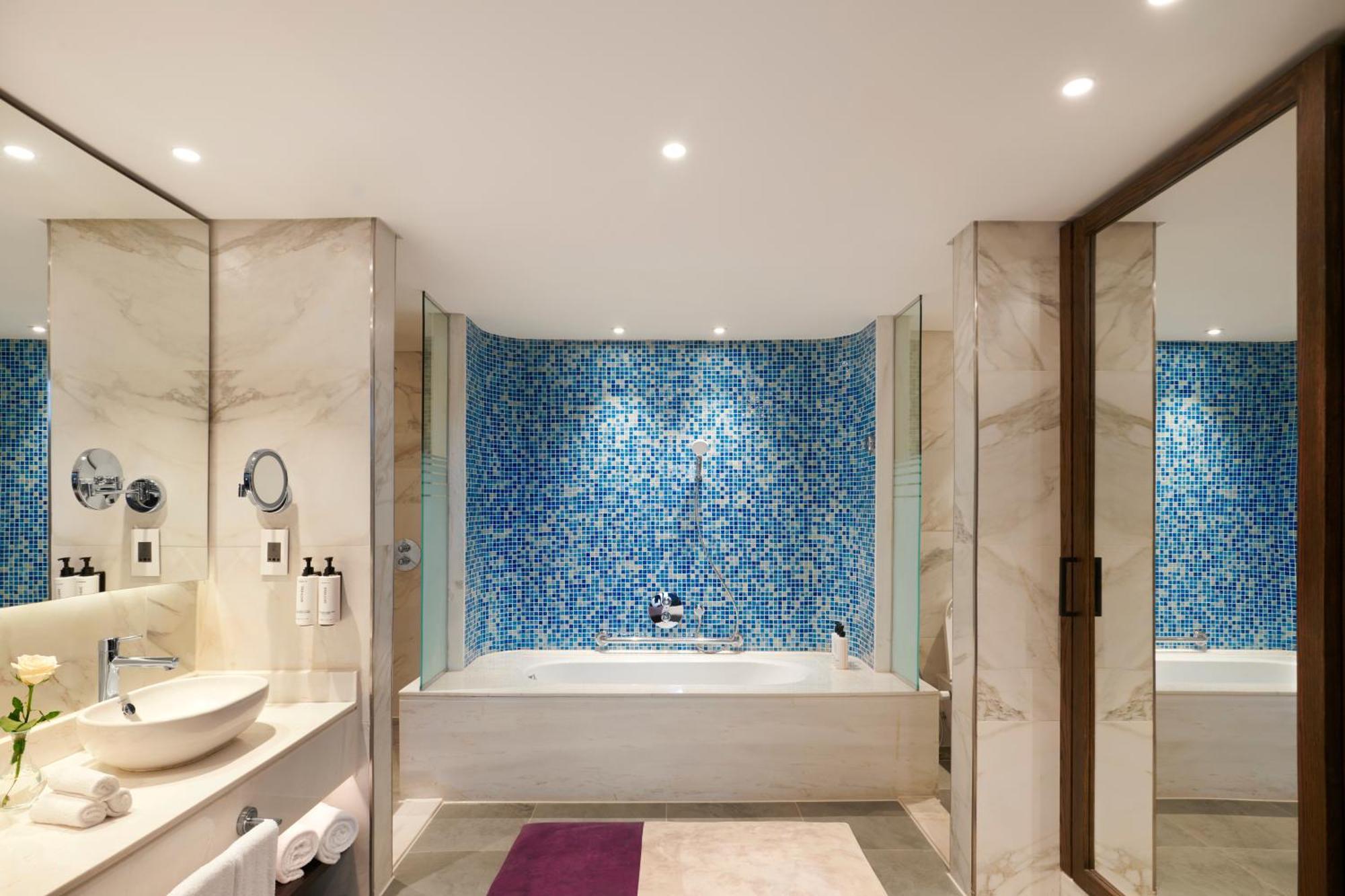 Crowne Plaza - West Cairo Arkan By Ihg 6th of October City Eksteriør billede Bathroom
