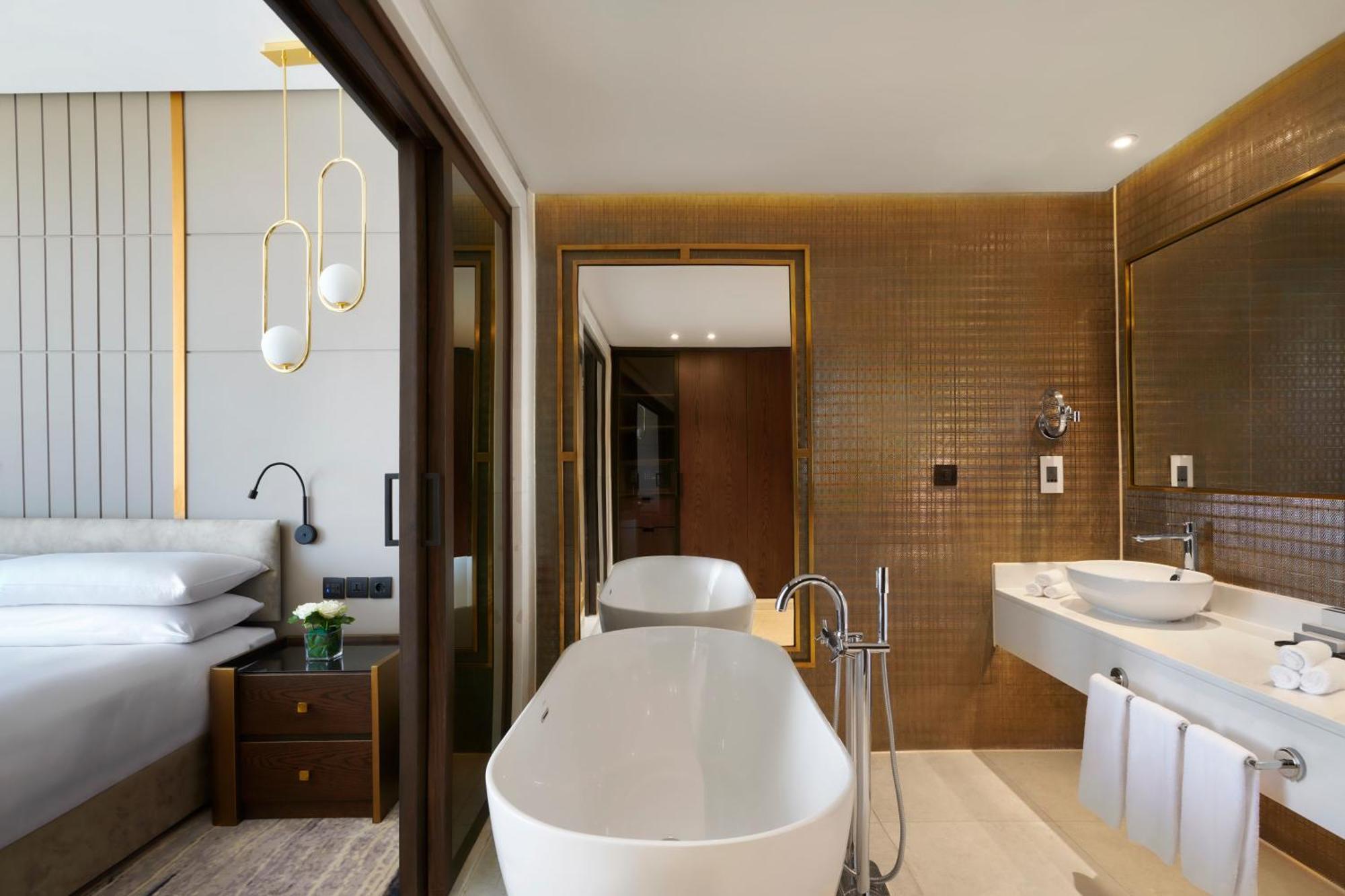 Crowne Plaza - West Cairo Arkan By Ihg 6th of October City Eksteriør billede Bathroom of a suite